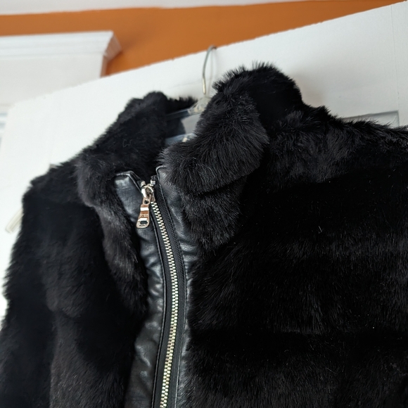 GUESS Faux Fur Black Zip Up Vest Size Medium Glam Punk Rock NYE - Picture 2 of 14